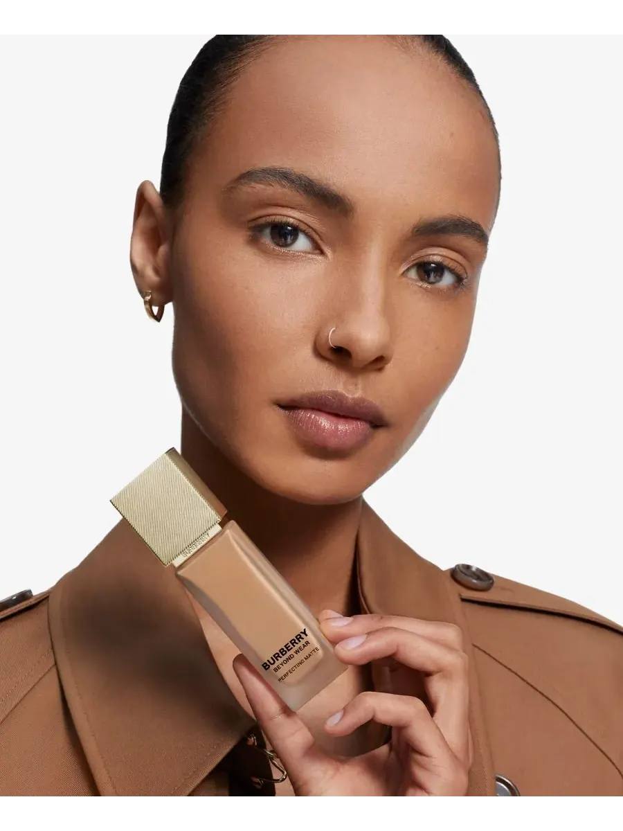 Тональный крем Beyond Wear Perfecting Matte Foundation, 1 унция Burberry, 100 Medium Deep Neutral — изображение 9 из 10