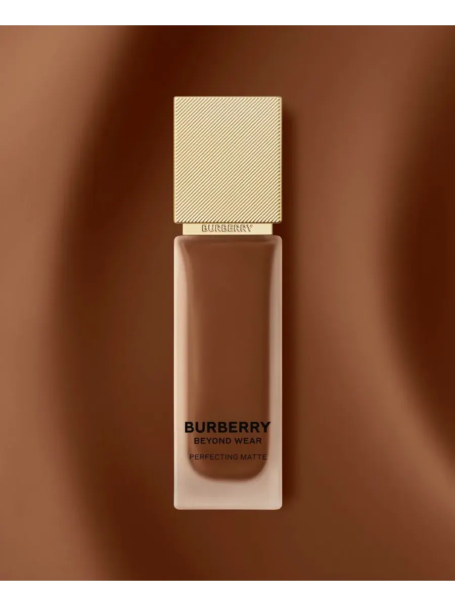 Тональный крем Beyond Wear Perfecting Matte Foundation, 1 унция Burberry, 100 Medium Deep Warm — изображение 10 из 10
