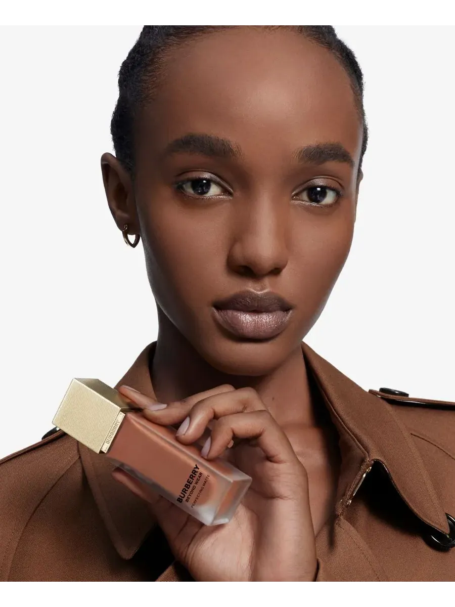 Тональный крем Beyond Wear Perfecting Matte Foundation, 1 унция Burberry, 125 Deep Warm — изображение 9 из 10