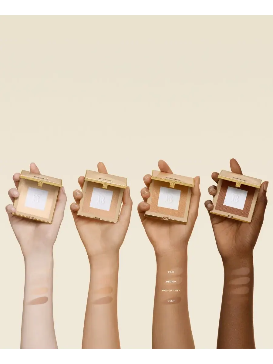 Пудра для фиксации и улучшения макияжа Beyond Wear, 0,39 унции Burberry, 04 Deep — изображение 3 из 10