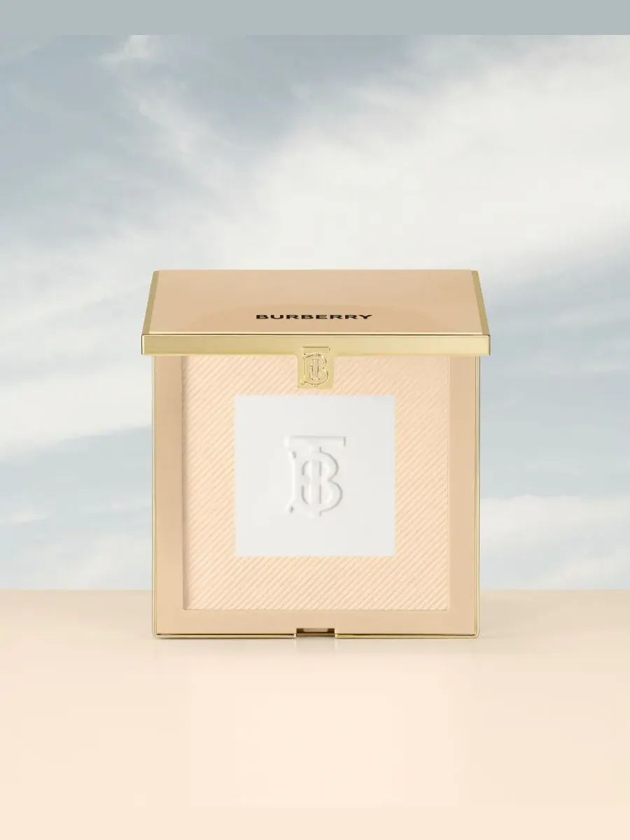 Пудра для фиксации и улучшения макияжа Beyond Wear, 0,39 унции Burberry, 01 Fair — изображение 6 из 10