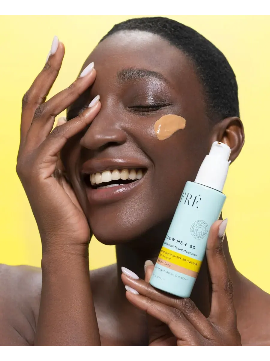 GLOW ME + 50 Легкий тонирующий увлажняющий крем с минеральными частицами, SPF 50, 1,69 унции FRE — изображение 2 из 7