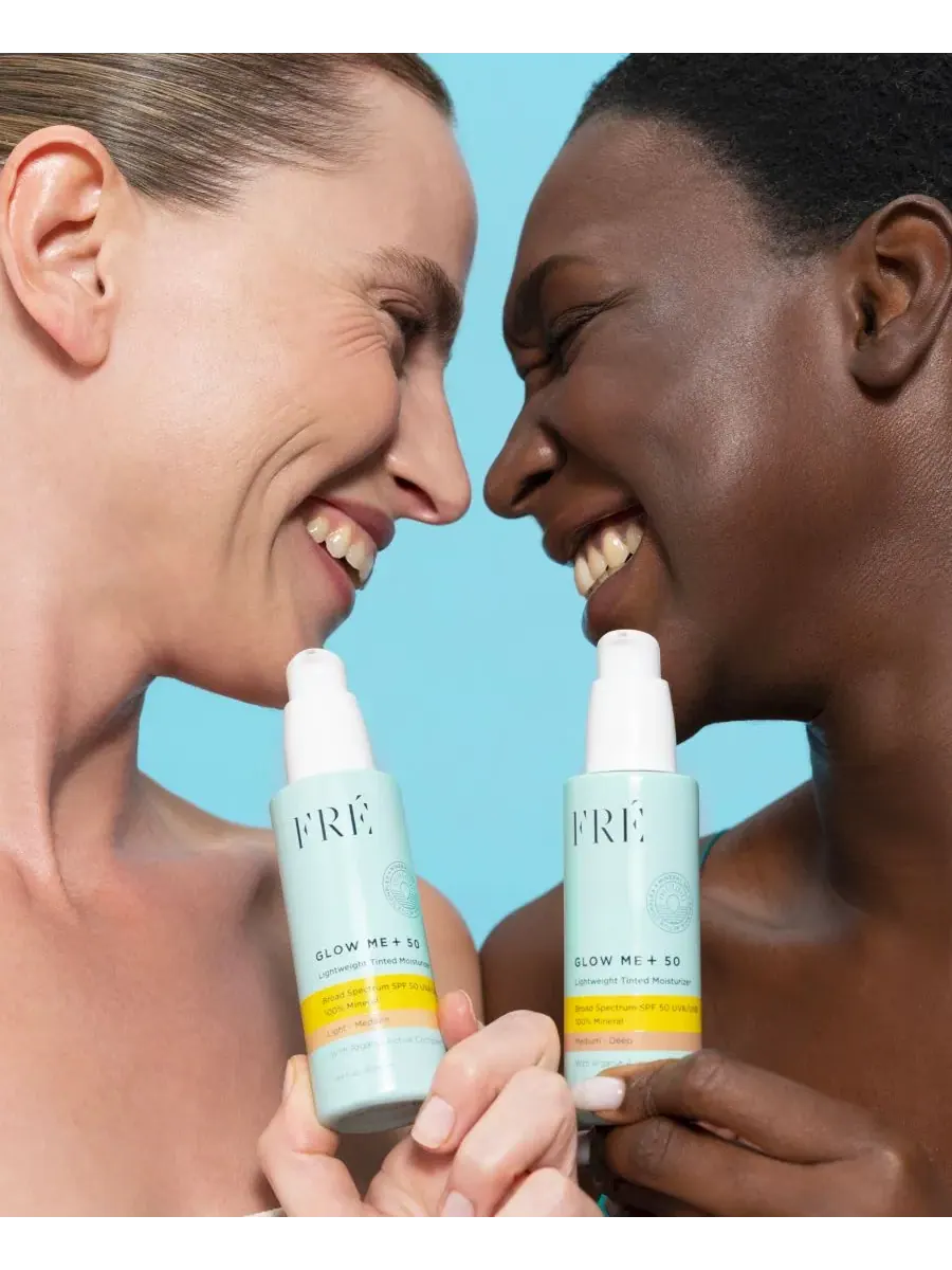 GLOW ME + 50 Легкий тонирующий увлажняющий крем с минеральными частицами, SPF 50, 1,69 унции FRE — изображение 5 из 7