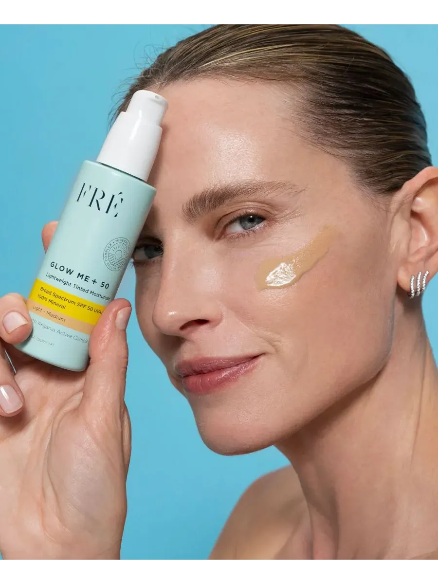 GLOW ME + 50 Легкий тонирующий увлажняющий крем с минеральными частицами, SPF 50, 1,69 унции FRE — изображение 6 из 7
