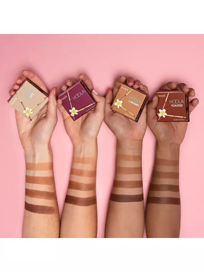 Hoola Матовая шелковисто-мягкая пудра-бронзатор Benefit Cosmetics, цвет Hoola Lite — изображение 6 из 7
