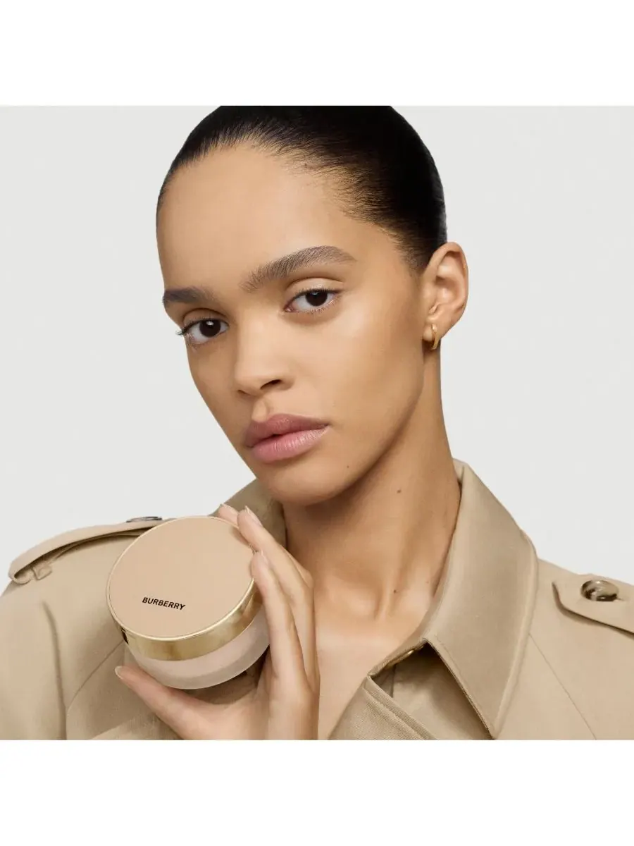Рассыпчатая финишная и разглаживающая пудра Beyond Wear, 0,7 унции Burberry, 03 Honey — изображение 7 из 10