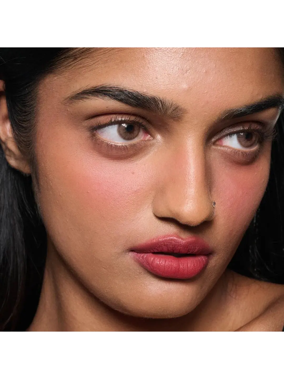 Мусс для губ и щёк MAC Powder Kiss Lip + Cheek Mousse, Ruby Boo, 5 мл — изображение 4 из 9