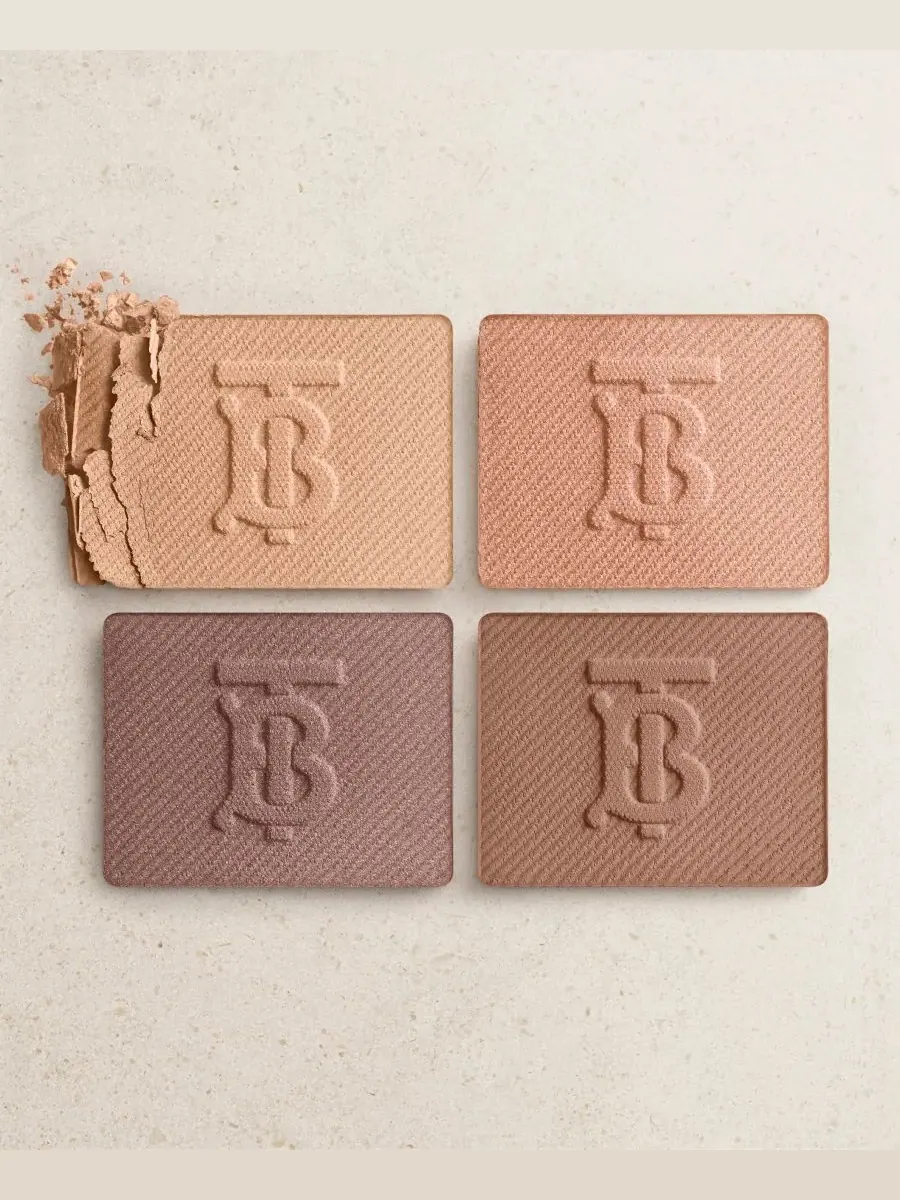 Палетка теней для век Eye Quad, 0,16 унции Burberry, 01 Iconic Honey — изображение 6 из 10