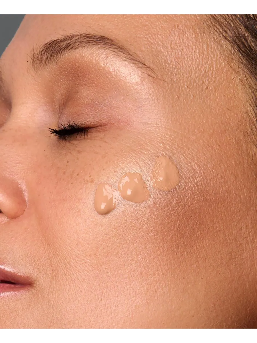 SMOOTH Кремовый консилер и тональная основа в одном флаконе AMAZINGCOSMETICS, Fair — изображение 3 из 8