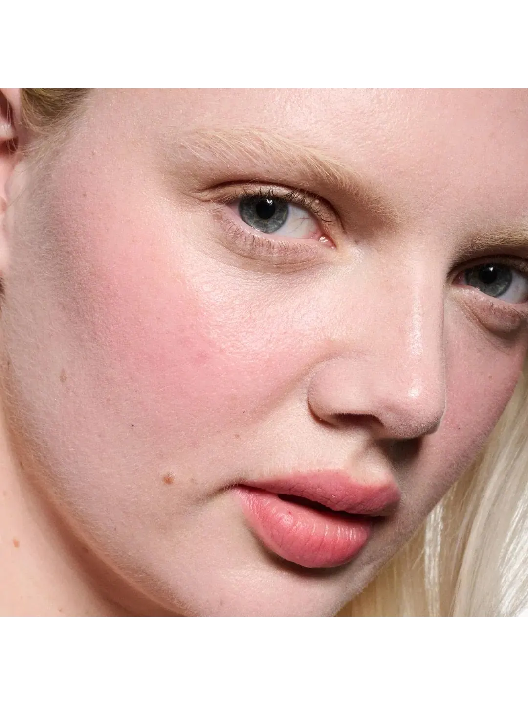 Мусс для губ и щёк MAC Powder Kiss Lip + Cheek Mousse, A Little Tamed, 5 мл — изображение 4 из 7