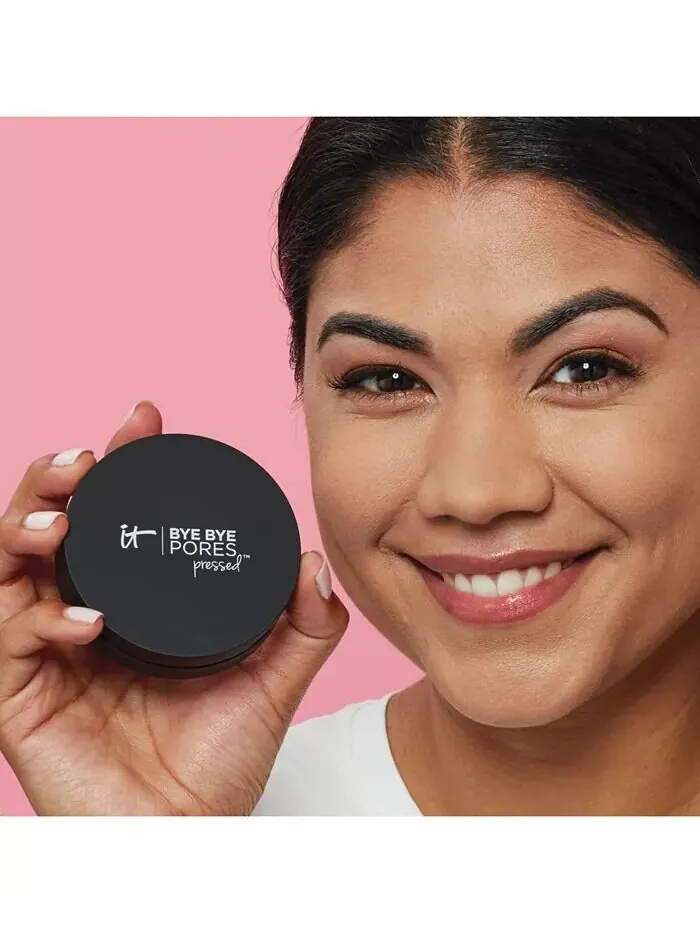 Прессованная полупрозрачная закрепляющая пудра Bye Bye Pores It Cosmetics — изображение 3 из 8