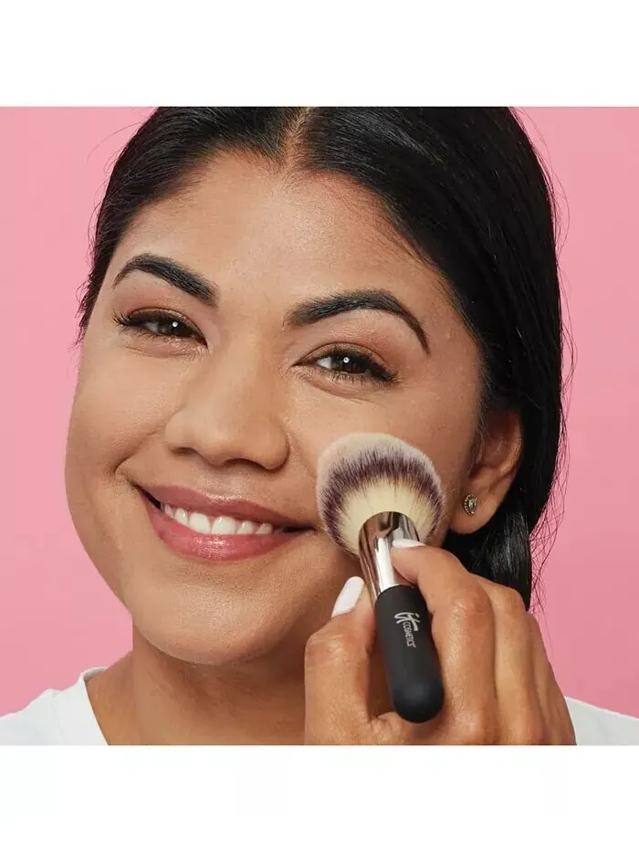 Прессованная полупрозрачная закрепляющая пудра Bye Bye Pores It Cosmetics — изображение 4 из 8