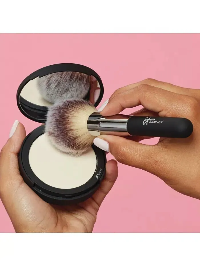 Прессованная полупрозрачная закрепляющая пудра Bye Bye Pores It Cosmetics — изображение 5 из 8