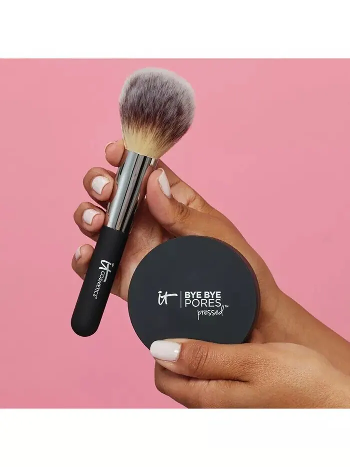 Прессованная полупрозрачная закрепляющая пудра Bye Bye Pores It Cosmetics — изображение 6 из 8