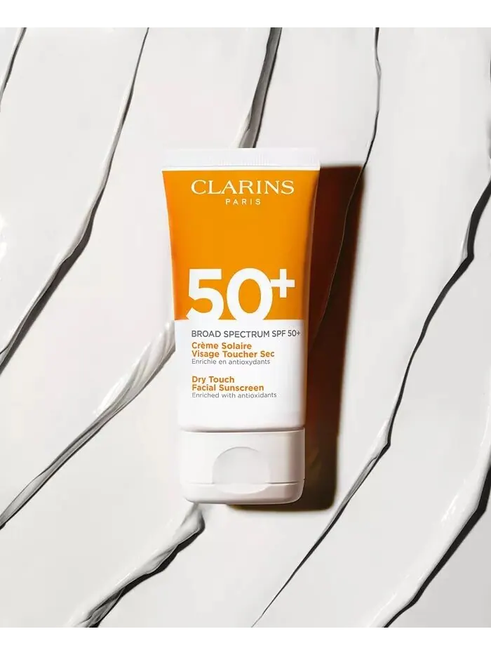 Солнцезащитный крем для лица Dry Touch широкого спектра SPF 50+, 1,7 унции Clarins — изображение 4 из 6