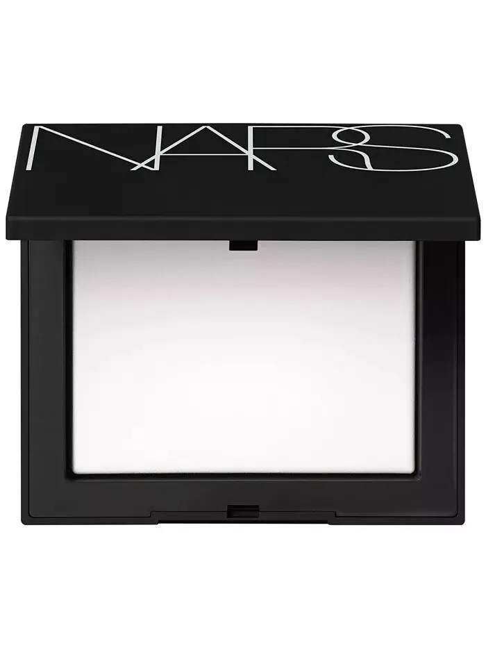 Светоотражающая прессованная фиксирующая пудра, 0,35 унции Nars, цвет Crystal (Very light to light) — изображение 3 из 12