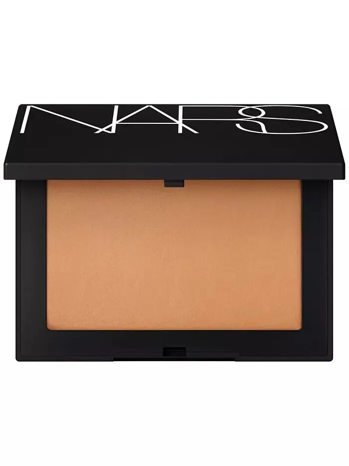 Светоотражающая прессованная фиксирующая пудра, 0,35 унции Nars, цвет Mesa (Medium-deep) — изображение 1 из 10
