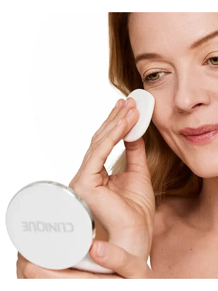 Beyond Perfecting Powder Foundation + Concealer, 0,51 унции Clinique, цвет 04 Creamwhip — изображение 5 из 5