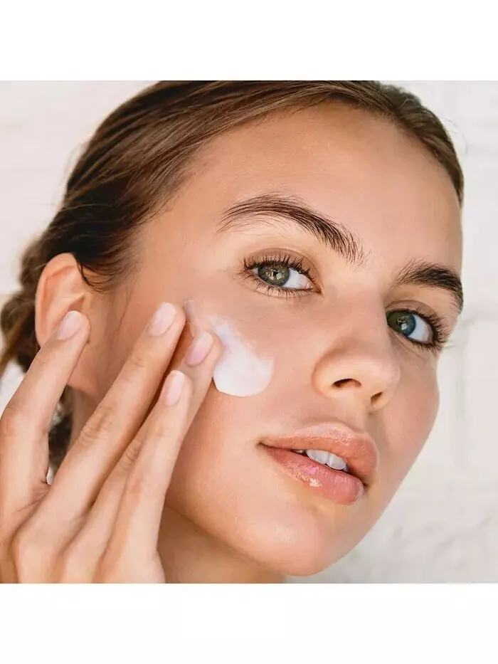 Крем для лица Clarins — Мультиактивный ночной увлажняющий для морщин, пор и сияния с ниацинамидом — изображение 4 из 8