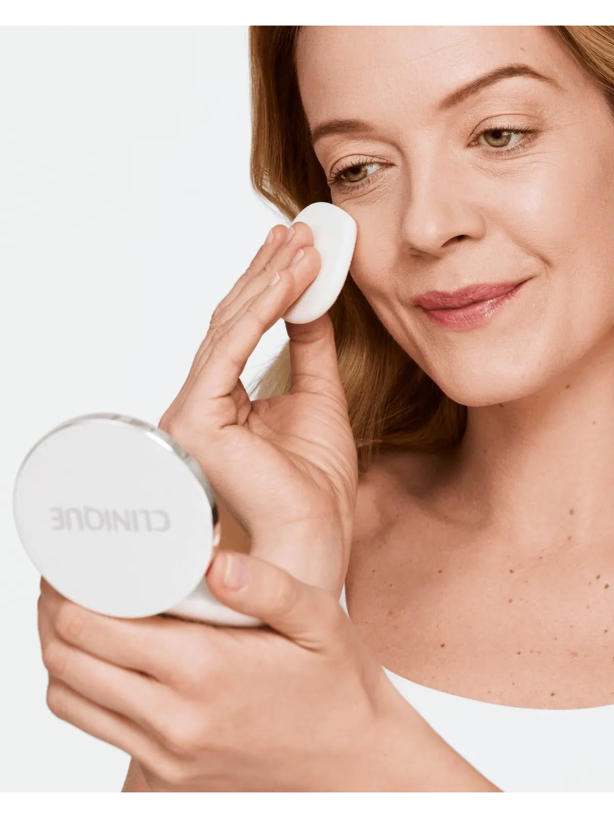 Пудра-основа и консилер Clinique Beyond Perfecting, 09 Neutral — изображение 2 из 2