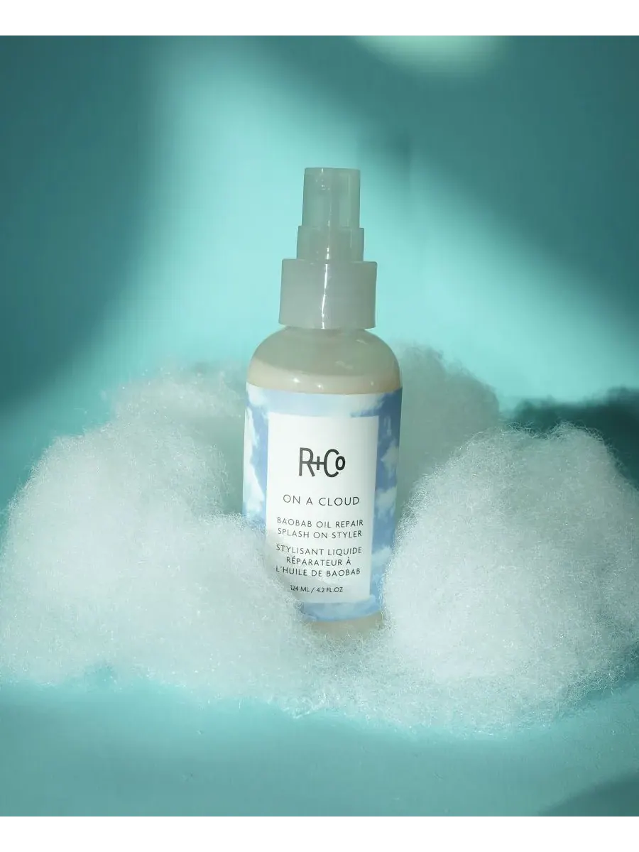 R+Co Спрей-укладчик On A Cloud Baobab Oil Repair Splash On Styler Spray, 4.2 унции — изображение 3 из 5
