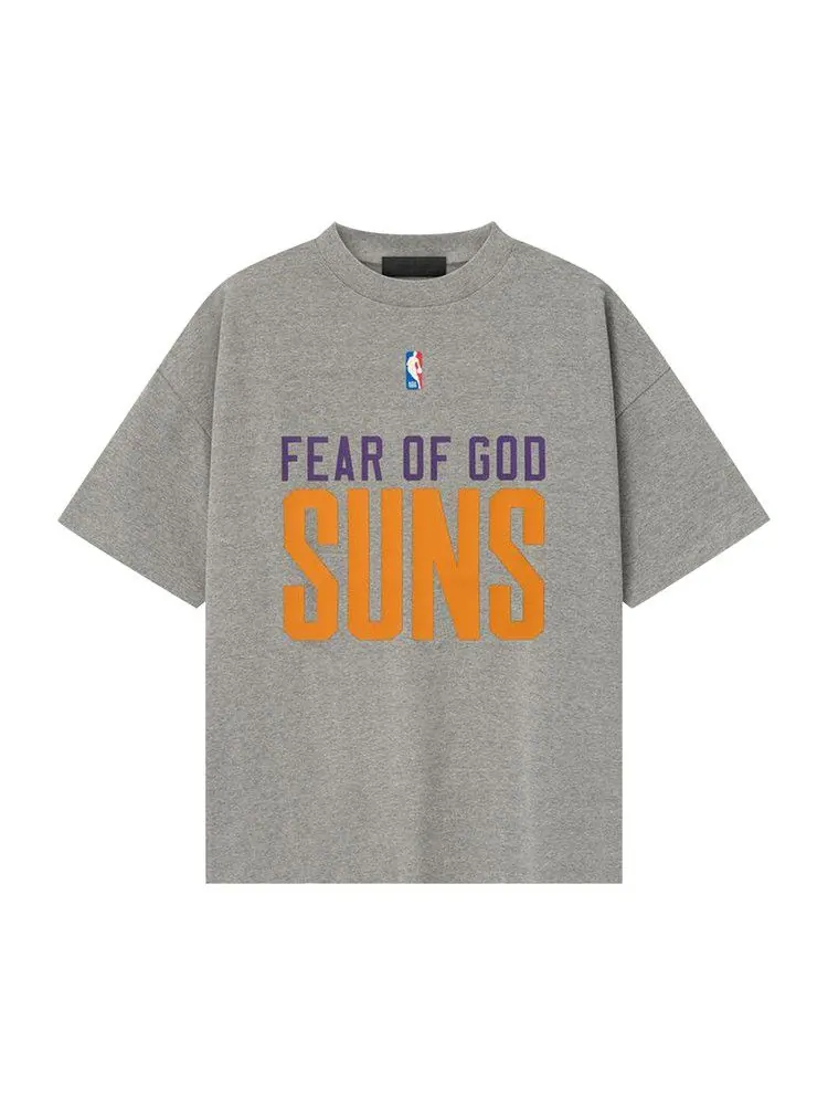 Футболка Fear of God Essentials Suns 90s Tee — изображение 1 из 3, серый