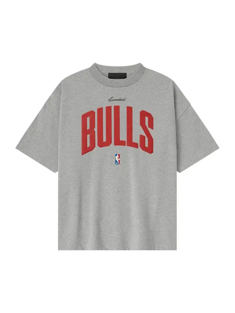 Футболка Fear of God Essentials NBA Bulls 90s — изображение 1 из 2, серый