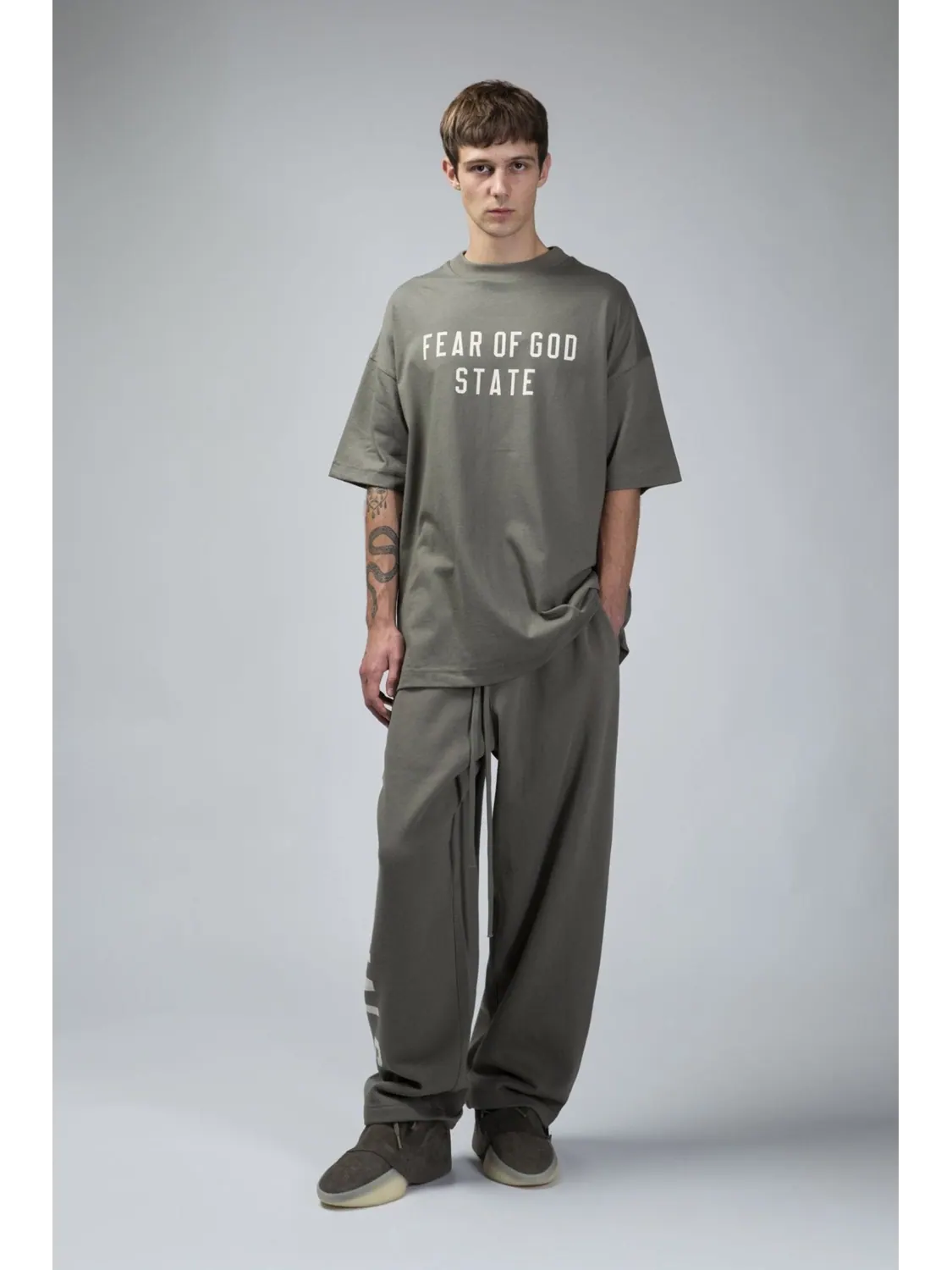 Футболка Fear of God Essentials 90s Fit — изображение 4 из 7, зеленый