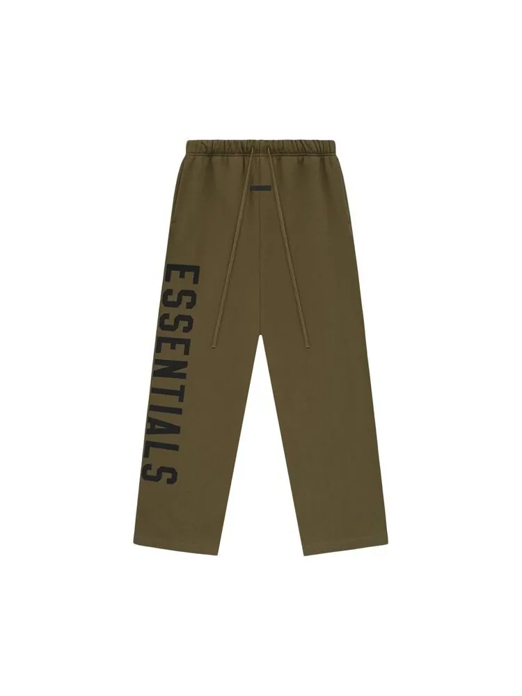 Спортивные брюки Fear of God Essentials Fleece Relaxed Sweatpant Olive — изображение 1 из 2, зеленый