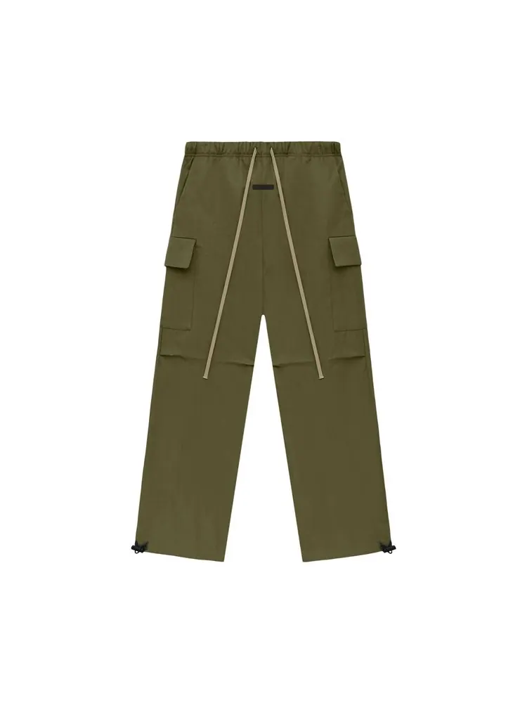 Брюки Fear of God Essentials Textured Nylon Field Pant Military — изображение 1 из 2, зеленый
