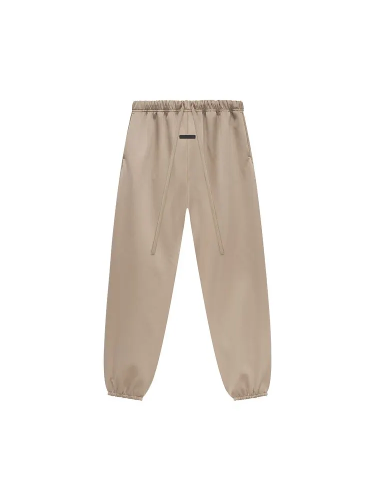 Брюки Fear of God Essentials Satin Nylon Pant 'Desert Sand' — изображение 1 из 2, песочный