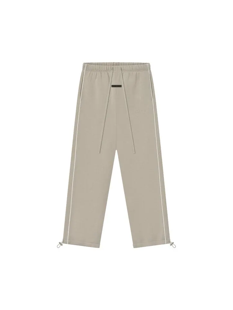 Спортивные брюки Fear of God Essentials Relaxed Fleece Sweatpant With Piping — изображение 1 из 2, белый
