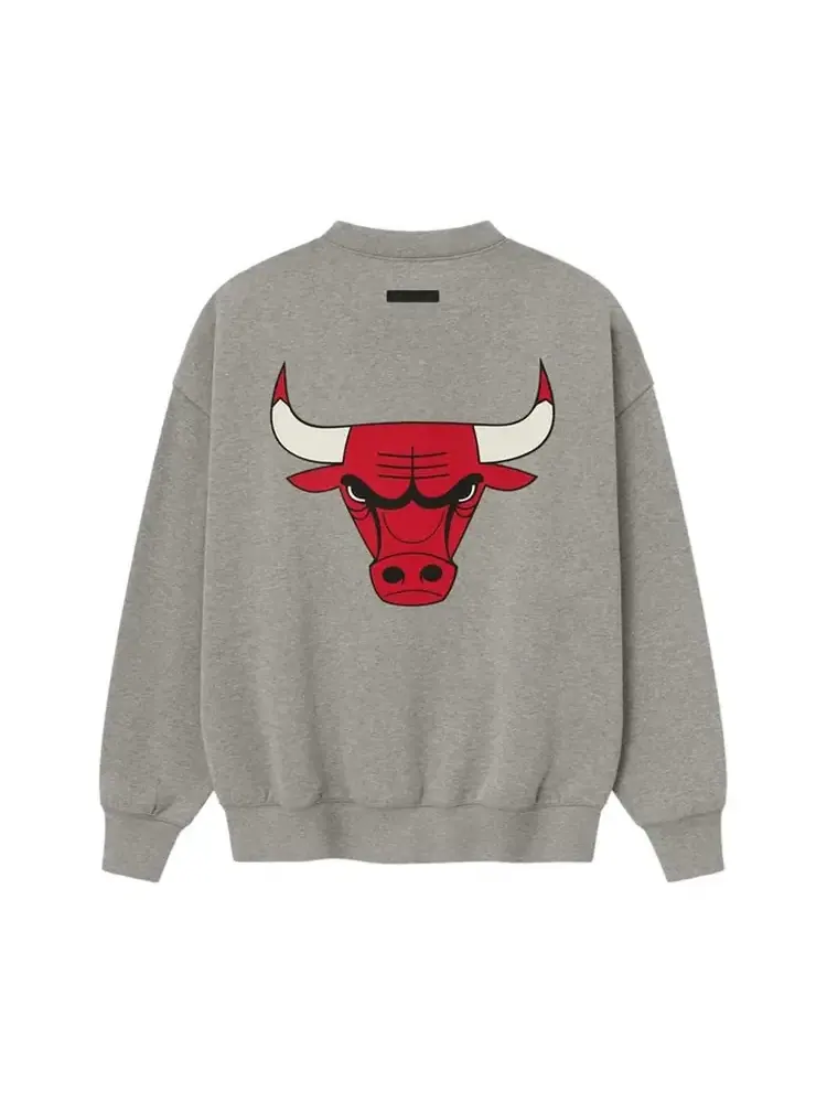 Свитшот Fear of God Essentials x NBA Bulls Sports Fit Crewneck — изображение 2 из 2, серый