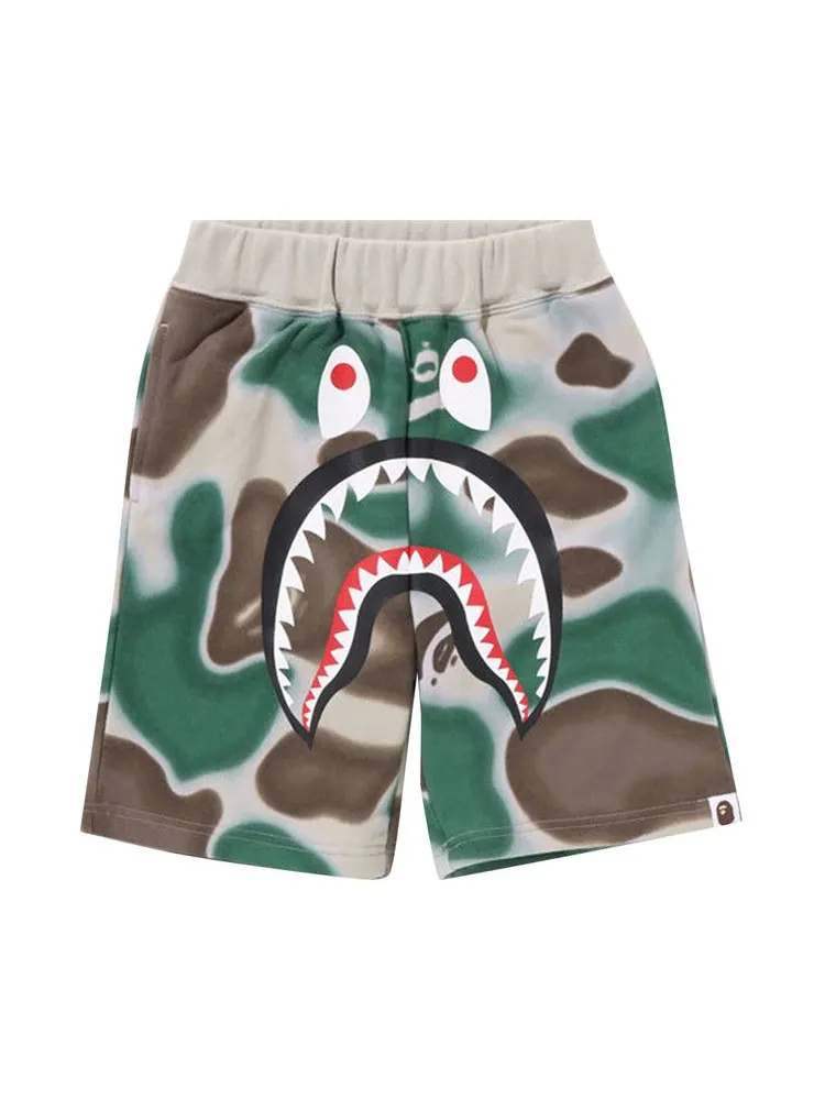 Шорты BAPE Kids Liquid Camo Shark Sweatshorts 'Olive Drab' — изображение 1 из 2, зеленый
