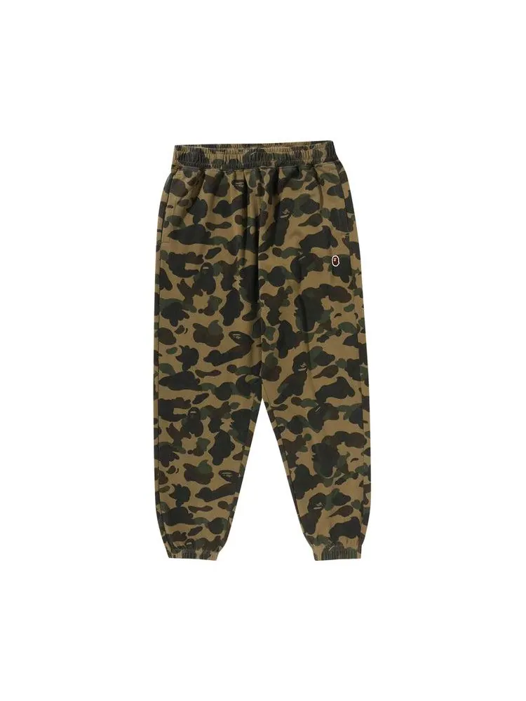Спортивные брюки BAPE 1st Camo One Point Relaxed Fit Sweatpants — изображение 1 из 2, зеленый