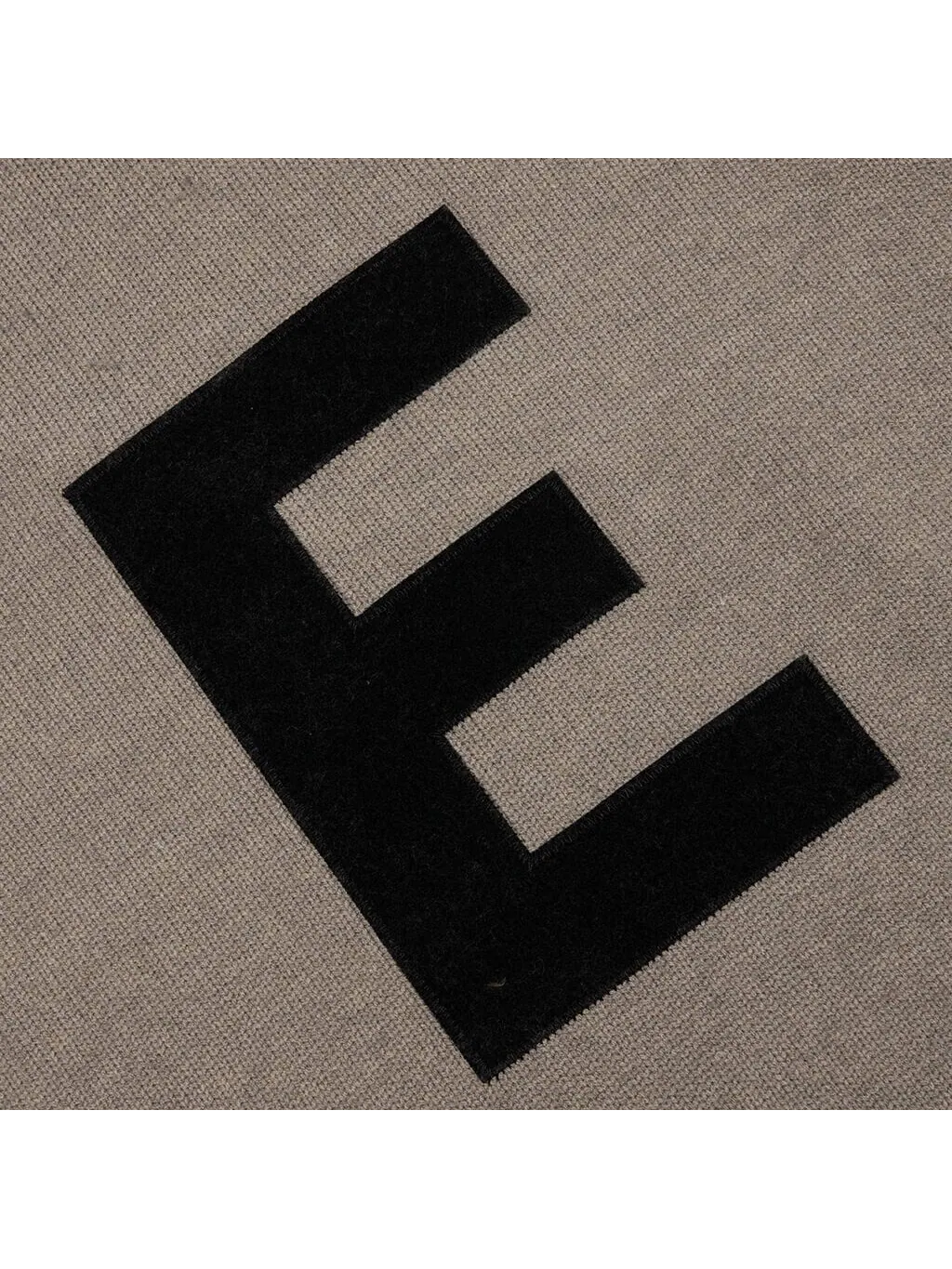 Толстовка Fear of God Essentials Kids Big E Knit — изображение 2 из 3, коричневый