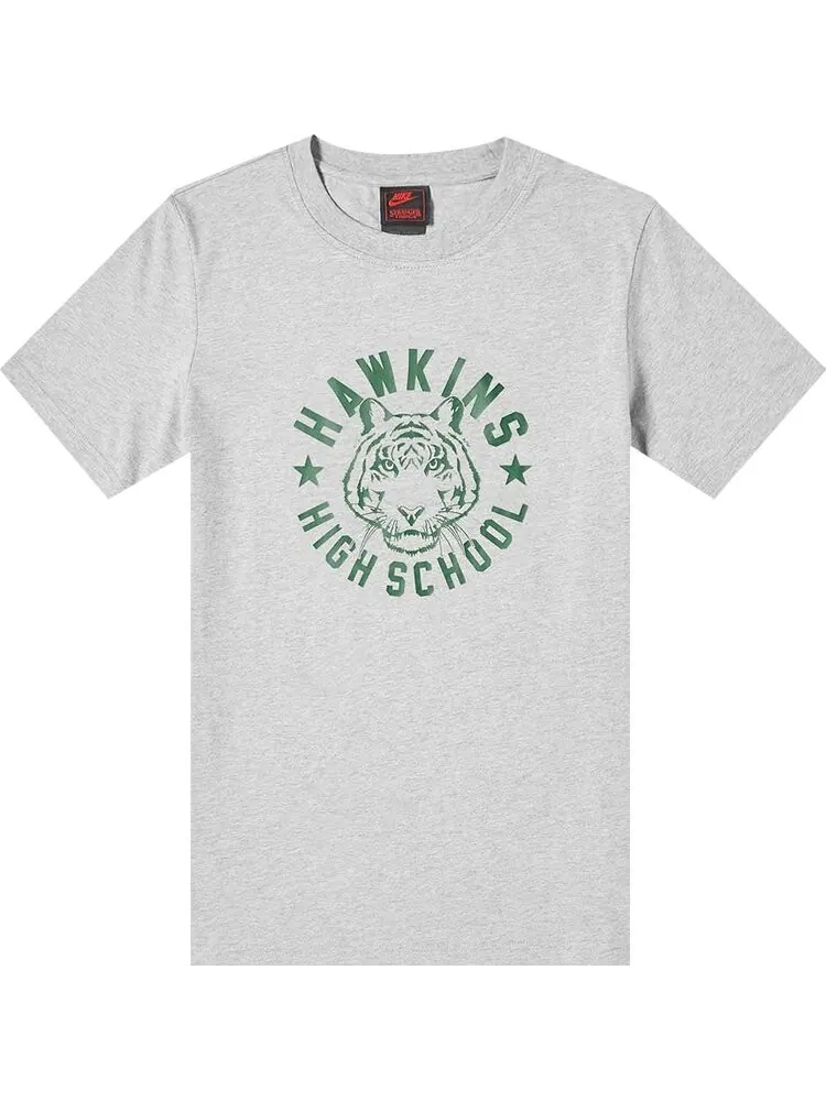 Футболка Nike x Stranger Things Hawkins High Tee 'Dark Grey' — изображение 1 из 1, серый