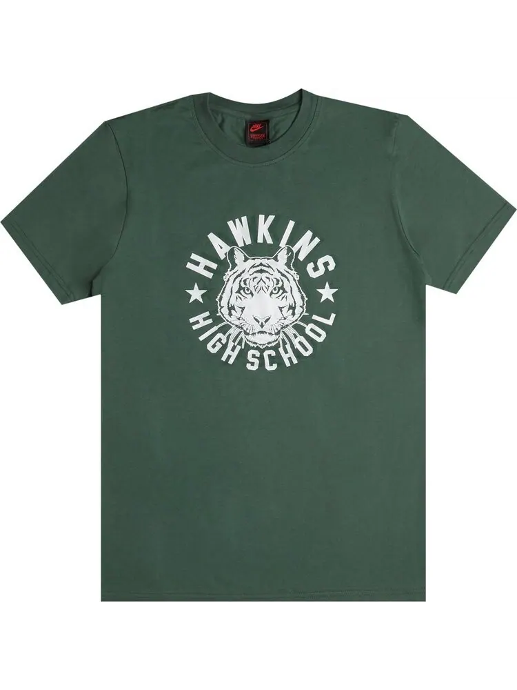 Футболка Nike x Stranger Things Hawkins High Tee 'Fir/Sail' — изображение 1 из 1, зеленый