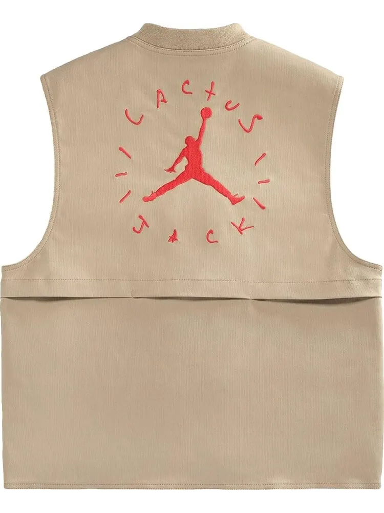 Жилет Cactus Jack by Travis Scott x Jordan Utility Vest 'Desert/Khaki/University Red' — изображение 2 из 2, загар