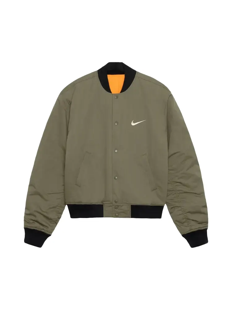 Куртка Stussy x Nike Reversible Varsity 'Medium Olive/Bright Mandarin' — изображение 1 из 3, зеленый