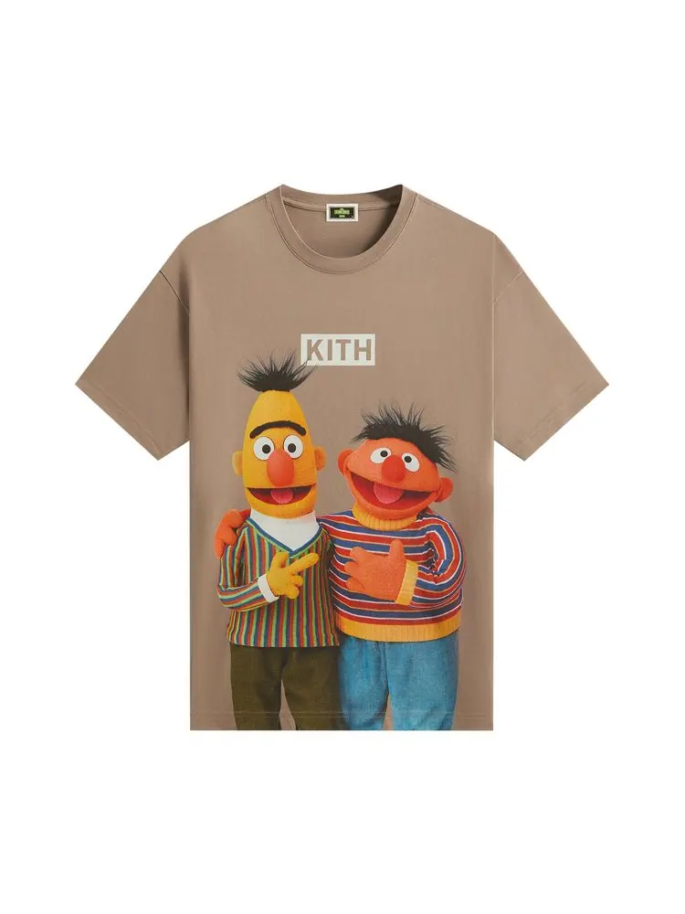 Футболка Kith x Sesame Street Bert x Ernie Tee Quicksand — изображение 1 из 2, коричневый