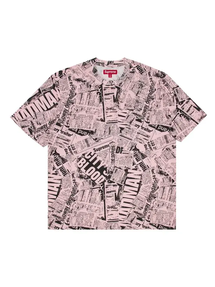 Футболка Supreme с коротким рукавом и принтом газеты — изображение 1 из 3, розовый