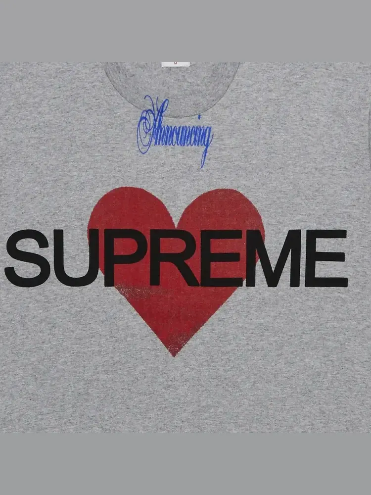 Компания Supreme анонсировала футболку цвета «вересково-серый» — изображение 2 из 2