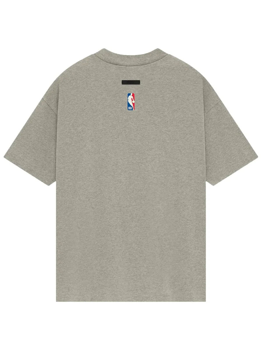 Футболка Fear of God Essentials x NBA Brooklyn Nets T-shirt 'Grey Black' — изображение 2 из 2, серый