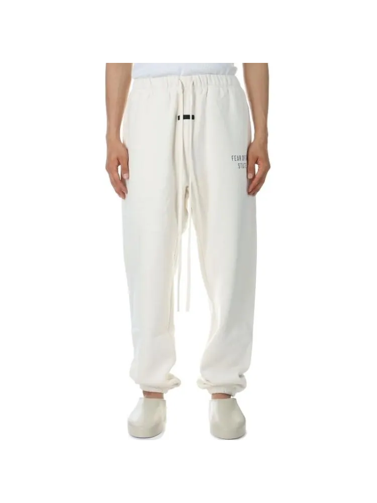 Спортивные брюки Fear of God Essentials Fleece Sweatpant 'Shell' — изображение 4 из 5, белый