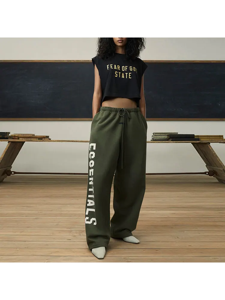 Спортивные брюки Fear of God Essentials Fall24 BACK TO SCHOOL Fleece Relaxed Sweatpant 'Olive' — изображение 3 из 5