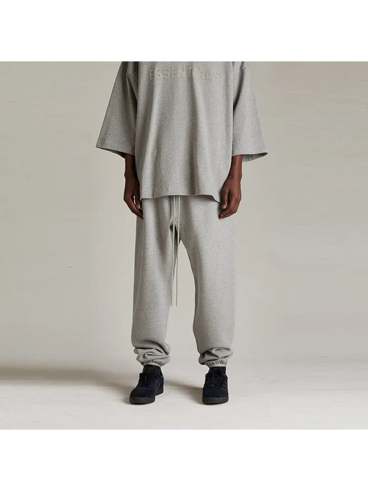 Спортивные брюки Fear of God Essentials Sweatpant 'Dark Heather Oatmeal' — изображение 3 из 6, серый
