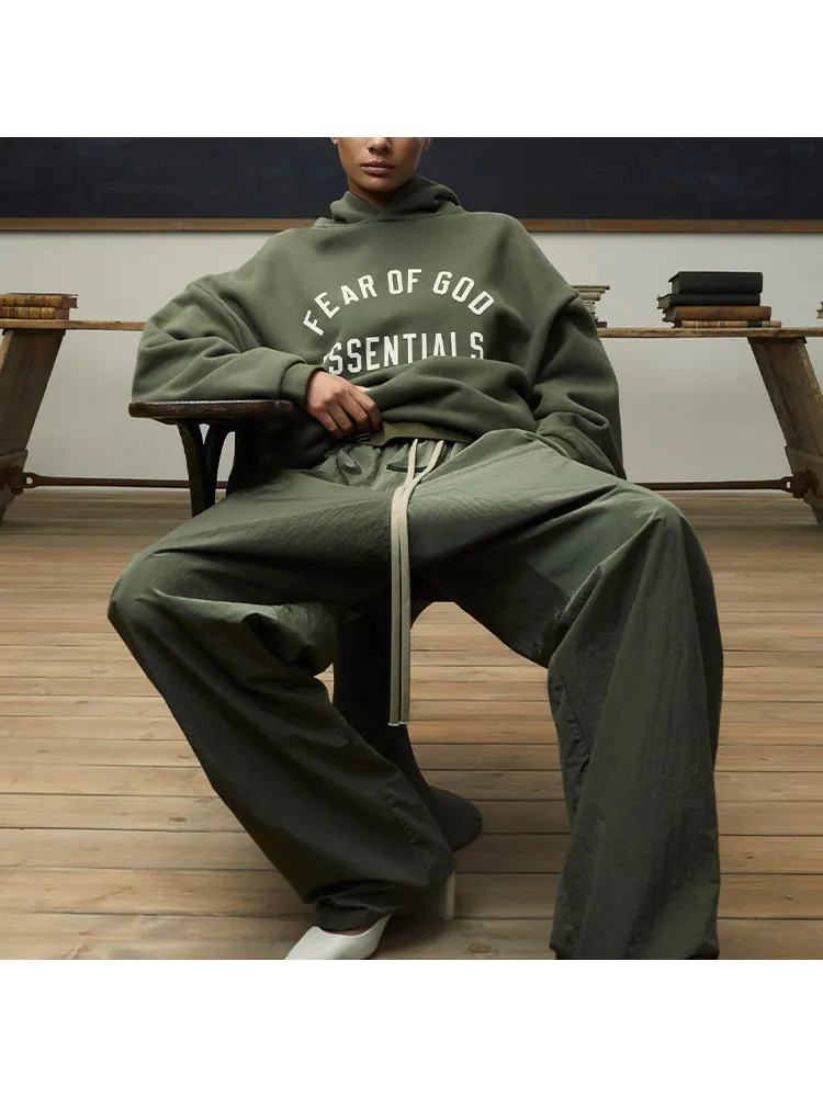 Худи Fear of God Essentials Fleece Hoodie 'Military' — изображение 3 из 5, оливковый зеленый