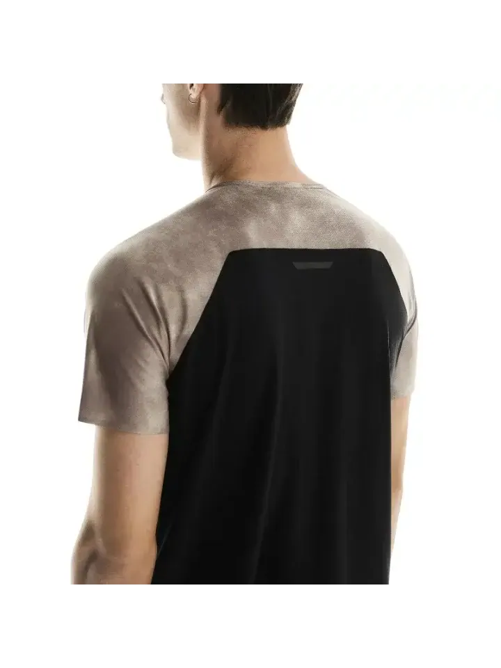 Футболка On Running Performance T-Shirt AOP 'Cinder Black' — изображение 2 из 2, бежевый