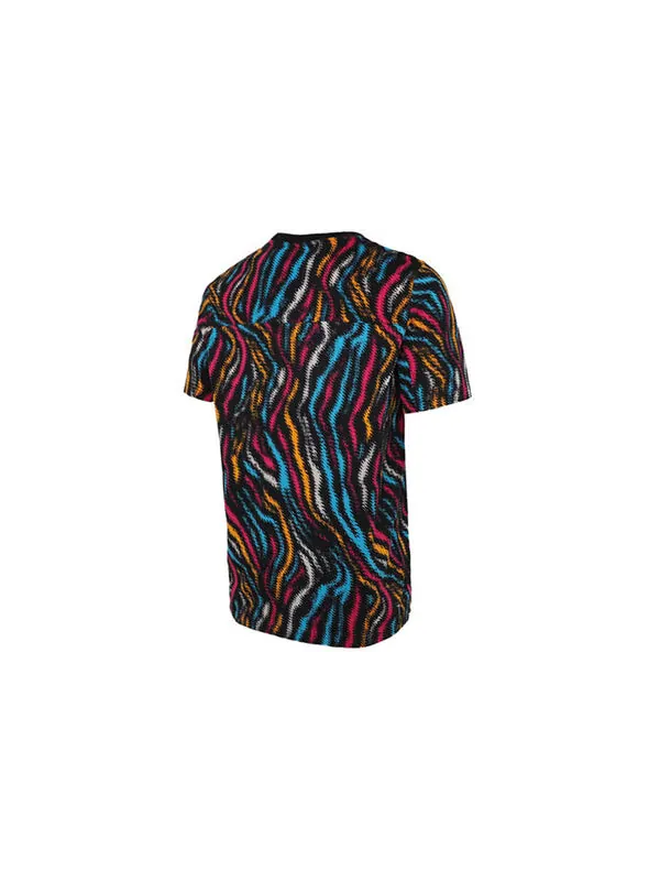 Футболка wild pack aop tee 'black' Puma — изображение 2 из 4, черный/синий/красный